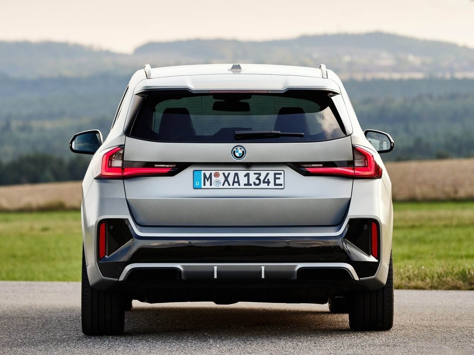 bmw-ix1-xdrive30-2026-electric-suv-global-overview-green-cars-compare