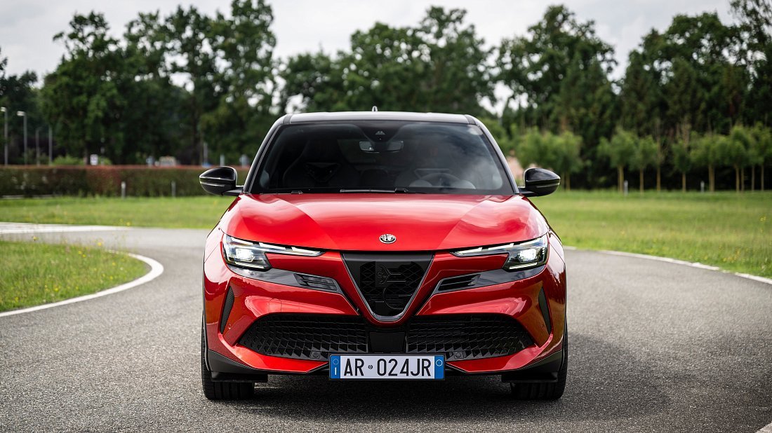 Alfa Romeo Junior Elettrica 54 kWh (2024-...) front fascia photo, grille, headlights, bumper, exterior
