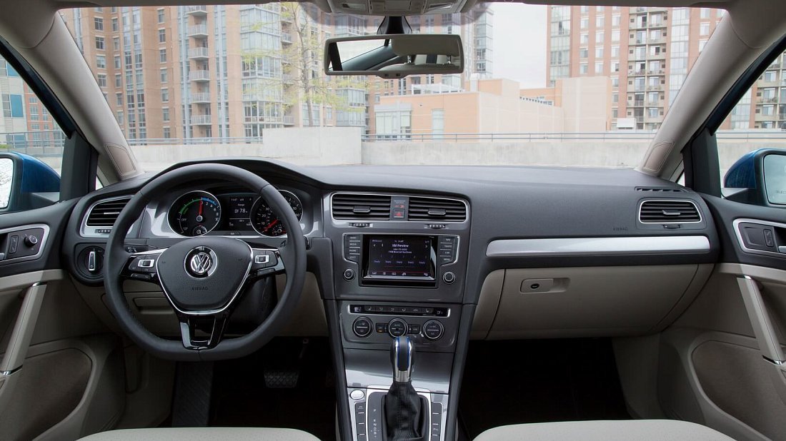 Volkswagen e-Golf 24.2 kWh (2014-2016) interior, front seat, driver seat, dashboard, steering wheel, infotainment, cockpit