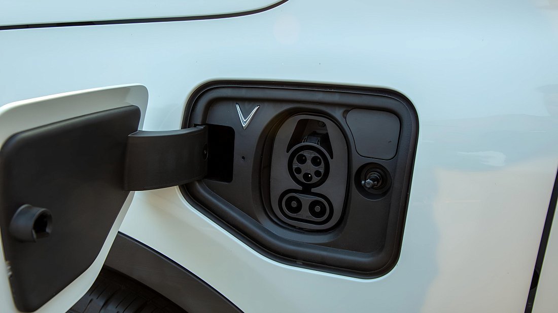 VinFast VF 6 Eco (2024-…) charge port USA, charging, inlet, plug, connector