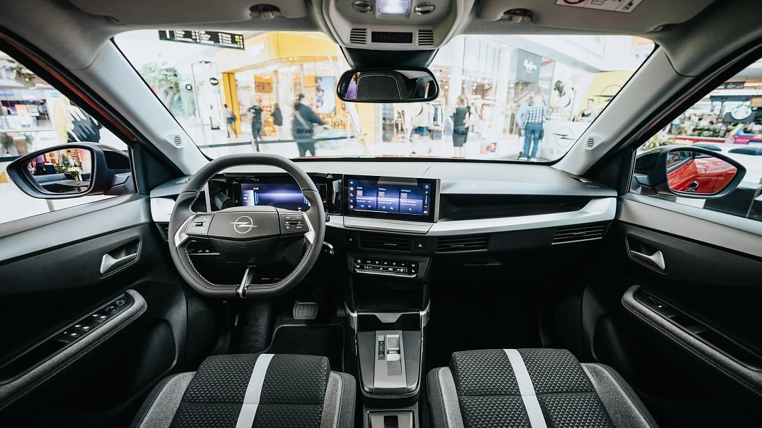 Opel Frontera Electric 54 kWh (2025-…) interior photo, front seat, driver seat, dashboard, steering wheel, infotainment, cockpit