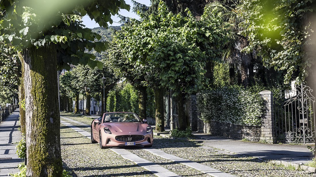 Maserati GranCabrio Folgore (2024-…) front view, front quarter, diagonal, exterior