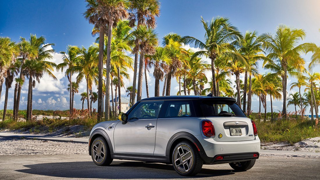 Mini Cooper SE (2020-2021) rear quarter photo, three-quarter view, diagonal, exterior