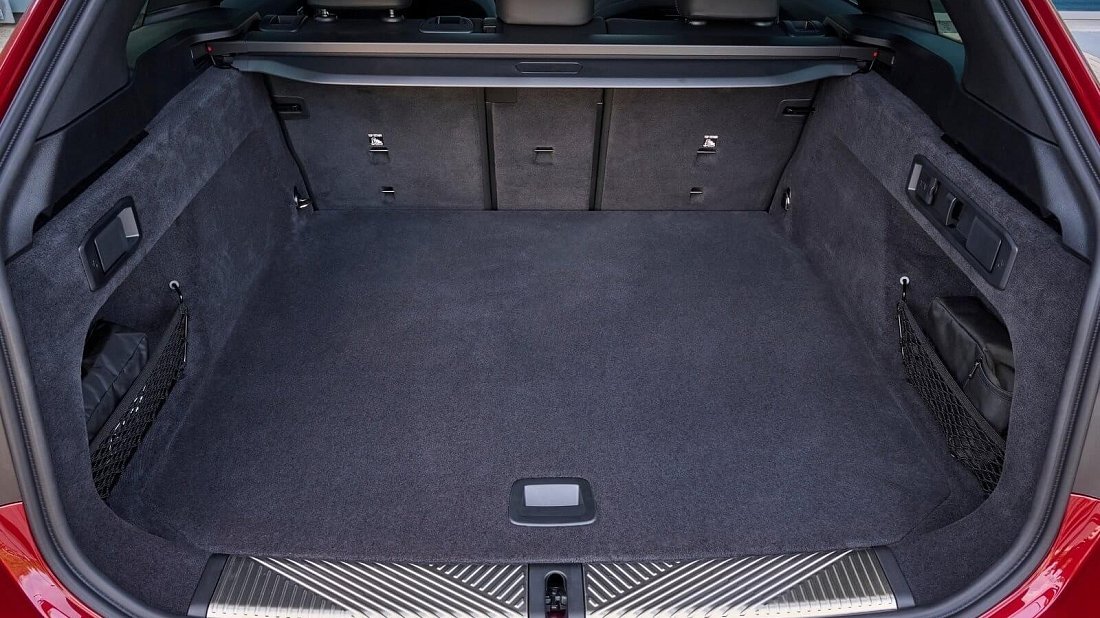 BMW i5 Touring M60 xDrive (2025-…) trunk, boot, seats up, seats upright, cargo space, cargo volume, cargo capacity, storage
