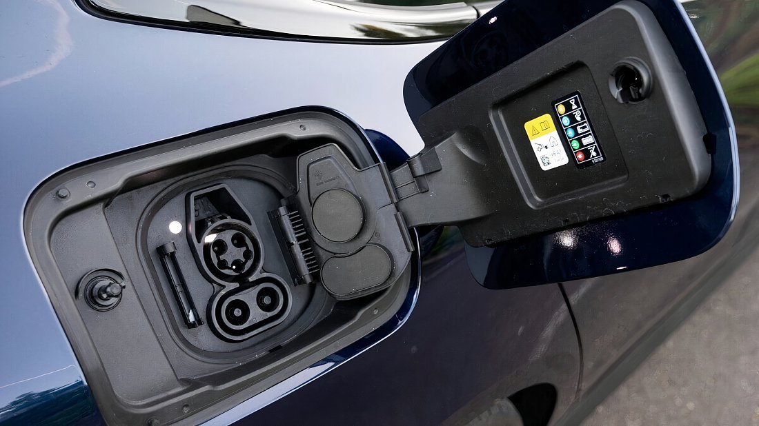 BMW i4 eDrive35 (2024-…) charge port USA, charging, inlet, plug, connector