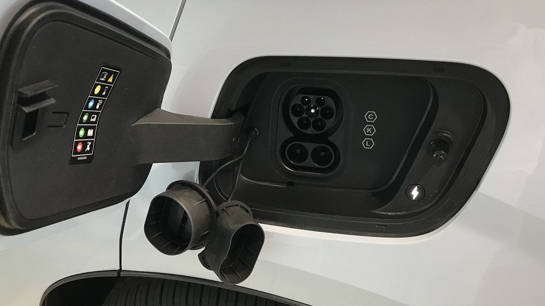 Volvo EX30 Cross Country (2025-…) charge port Europe, charging, inlet, plug, connector