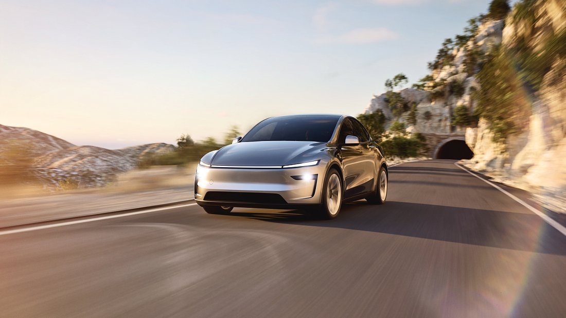 Tesla Model Y RWD (2025-...) front view, front quarter, diagonal, exterior