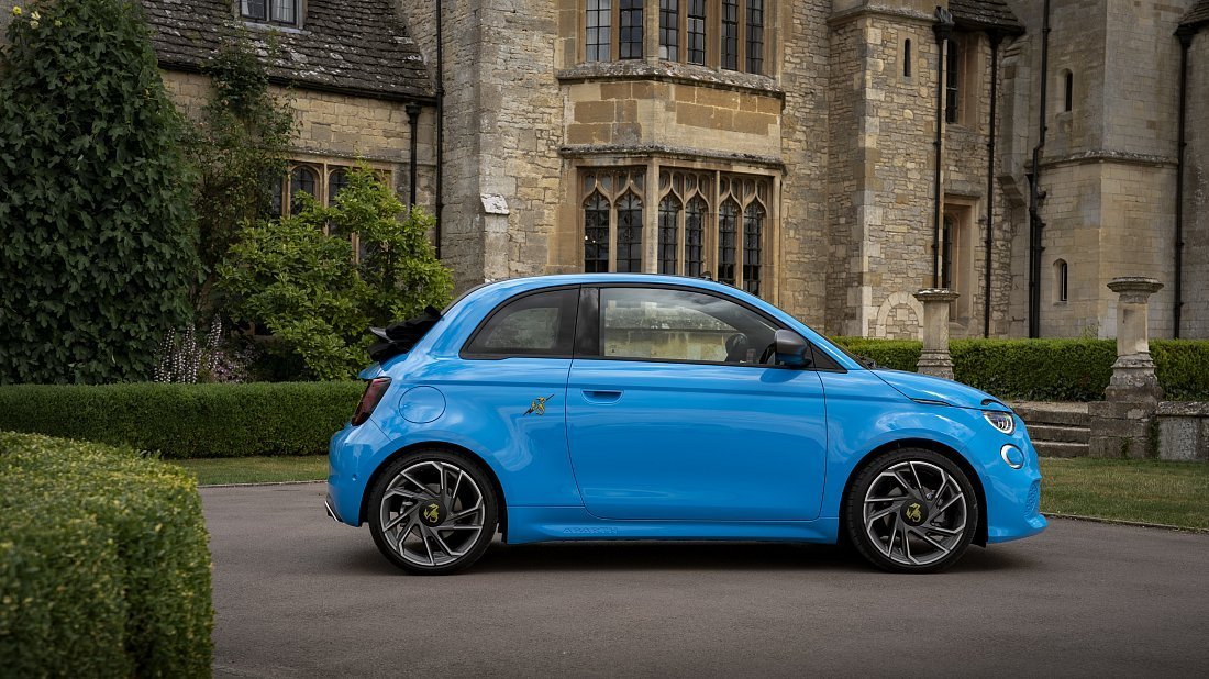 Abarth 500e Convertible (2023-…) side profile photo, silhouette, doors, wheels, exterior