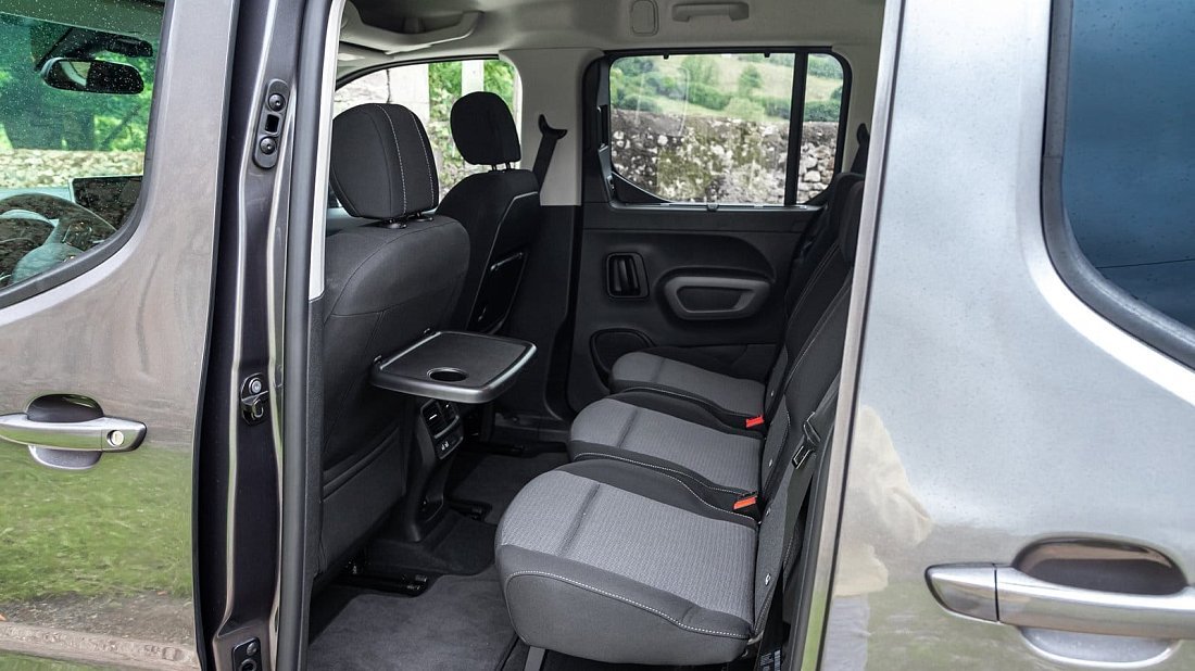 Toyota Proace City Verso Electric L2 50 kWh (2021-2024) rear seats, back seats, passenger seats, legroom, headroom, interior