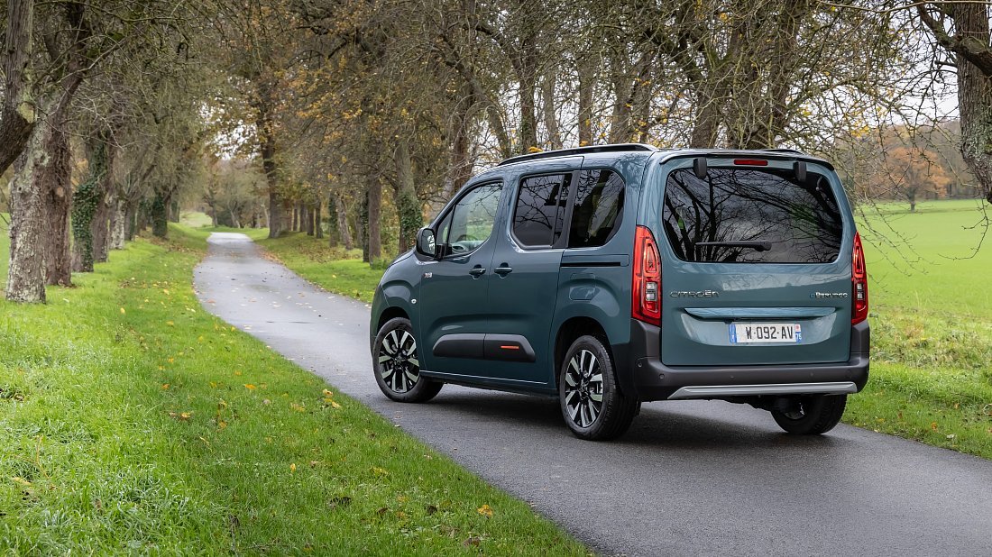 Citroën e-Berlingo XL 50 kWh (2024-…) rear quarter photo, three-quarter view, diagonal, exterior