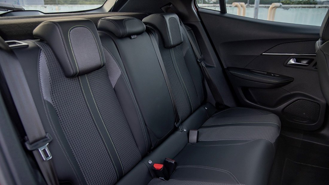 Peugeot e-2008 50 kWh (2023-…) rear seats, back seats, passenger seats, legroom, headroom, interior