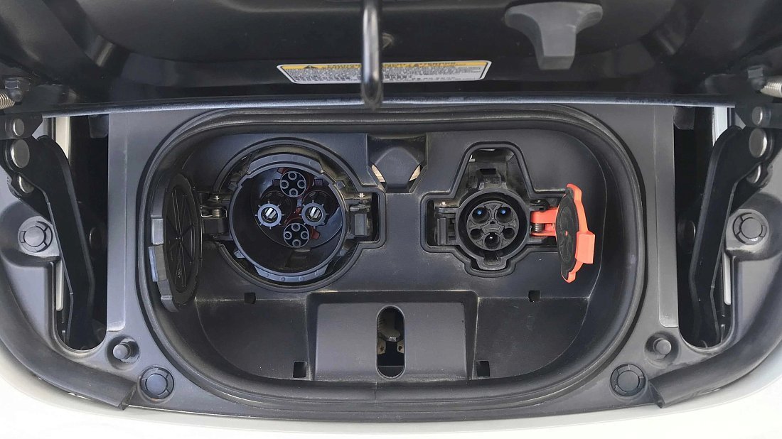 Nissan Leaf 60 kWh (2022-…) charge port USA, charging, inlet, plug, connector