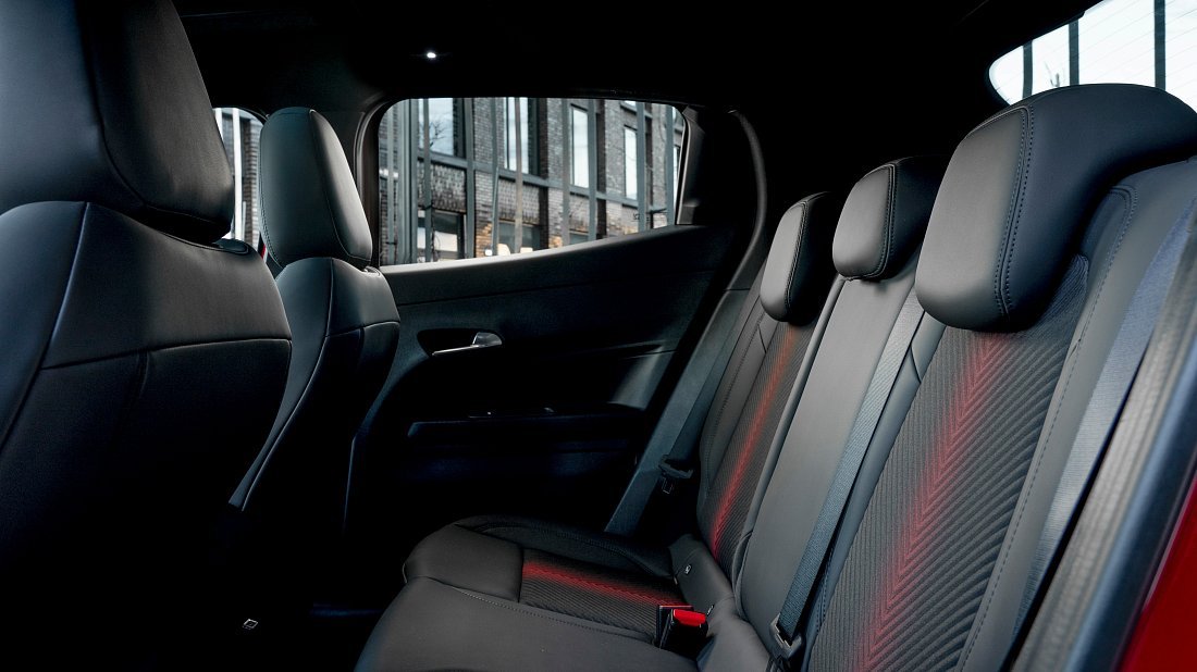 Alfa Romeo Junior Elettrica 54 kWh (2024-...) rear seats photo, back seats, passenger seats, legroom, headroom, interior