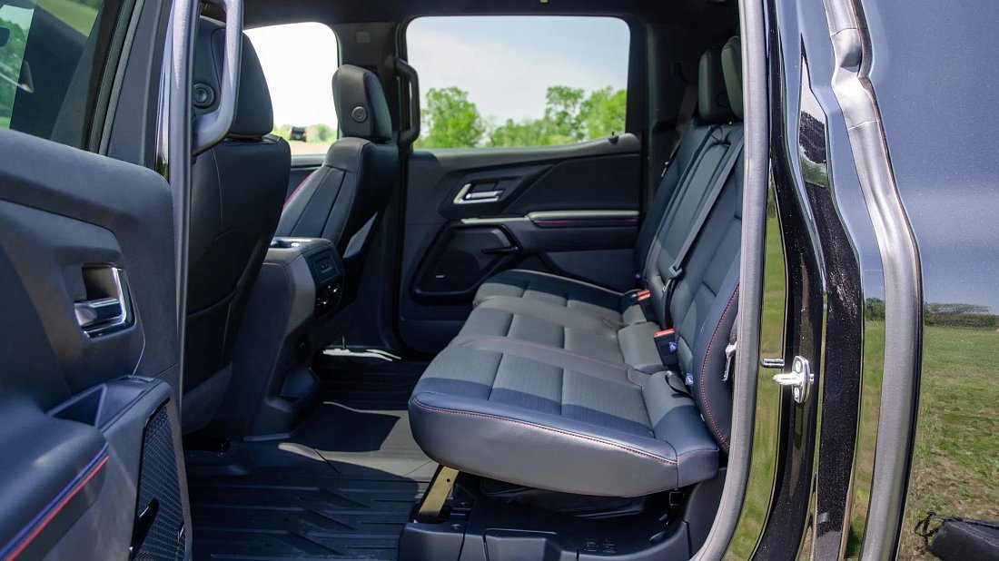 Chevrolet Silverado EV LT Extended Range (2025-…) rear seats, back seats, passenger seats, legroom, headroom, interior
