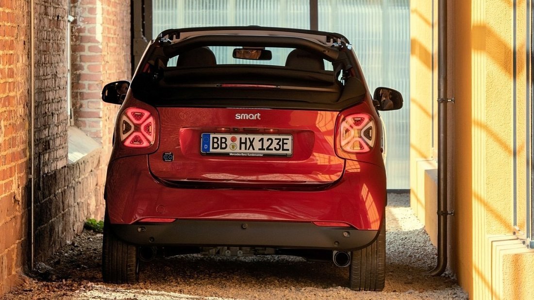 Smart EQ fortwo cabrio (2020-2023) rear view photo, taillights, trunk, spoiler, badge, bumper, exterior