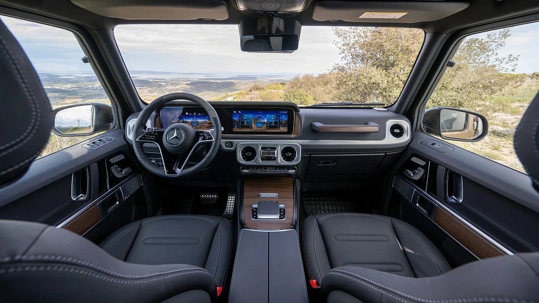 Mercedes G 580 EQ (2024-…) interior photo, front seat, driver seat, dashboard, steering wheel, infotainment, cockpit