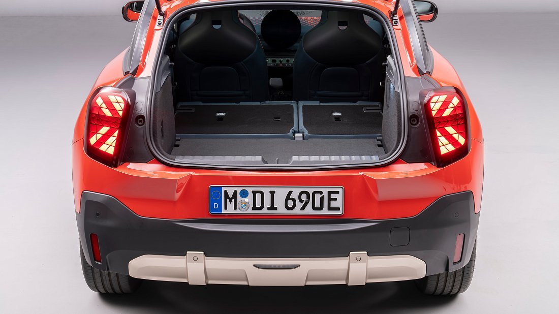 Mini Aceman JCW (2024-…) folded trunk photo, boot, expanded, folded seats, maximum volume, max cargo, max capacity, max storage
