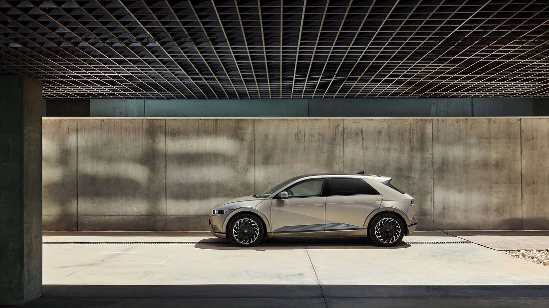 Hyundai Ioniq 5 Long Range AWD (2022-2024) side profile, silhouette, doors, wheels, exterior