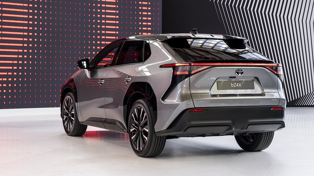 Toyota bZ4X (bZ) AWD (2025-…) rear quarter, three-quarter view, diagonal, exterior