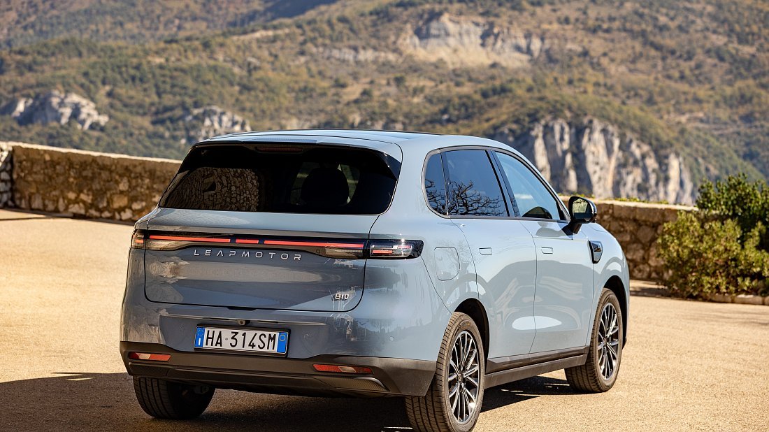 Leapmotor B10 Pro (2025-..) rear quarter photo, three-quarter view, diagonal, exterior