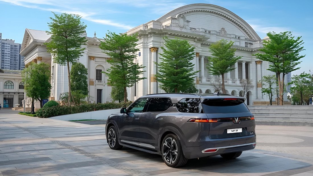 VinFast VF 9 Eco (2024-…) rear quarter, three-quarter view, diagonal, exterior