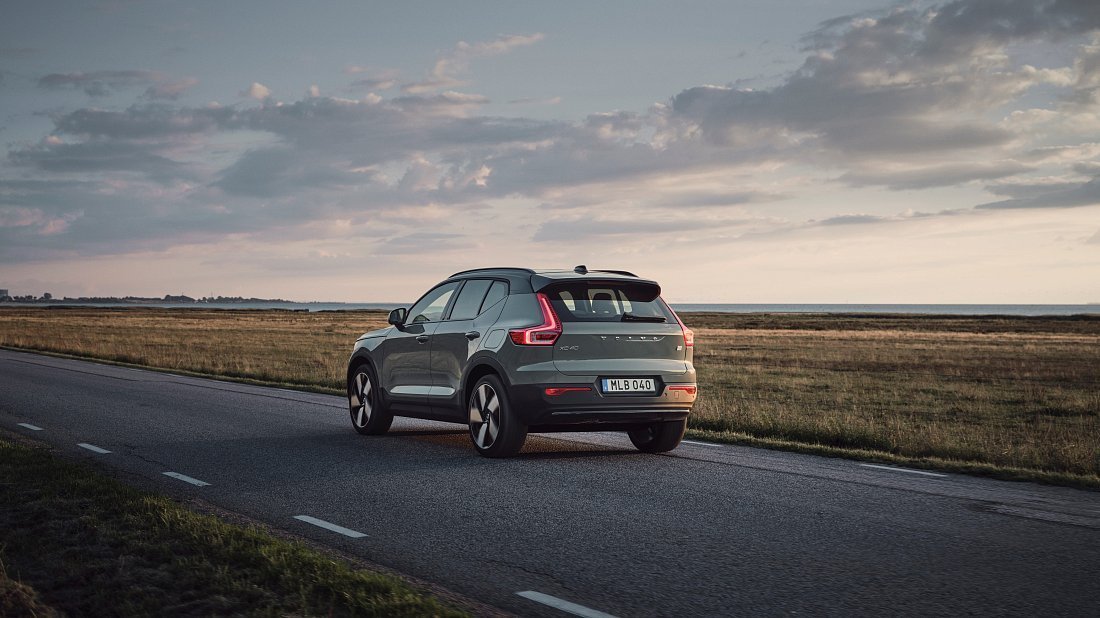 Volvo XC40 Recharge (EX40) Pure Electric (2022) rear quarter, three-quarter view, diagonal, exterior