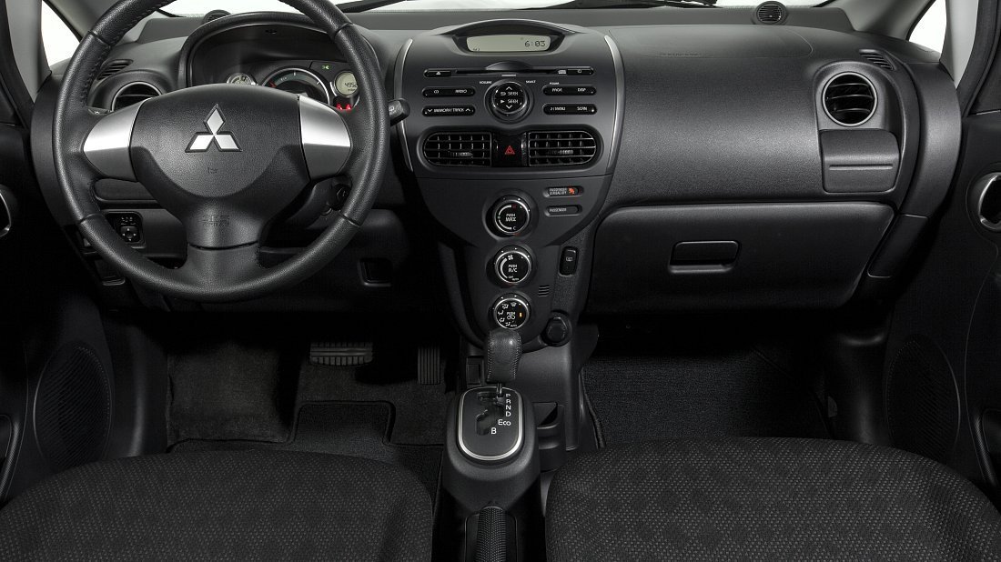 Mitsubishi i-MiEV Gen 1 (2010-2021) interior photo, front seat, driver seat, dashboard, steering wheel, infotainment, cockpit