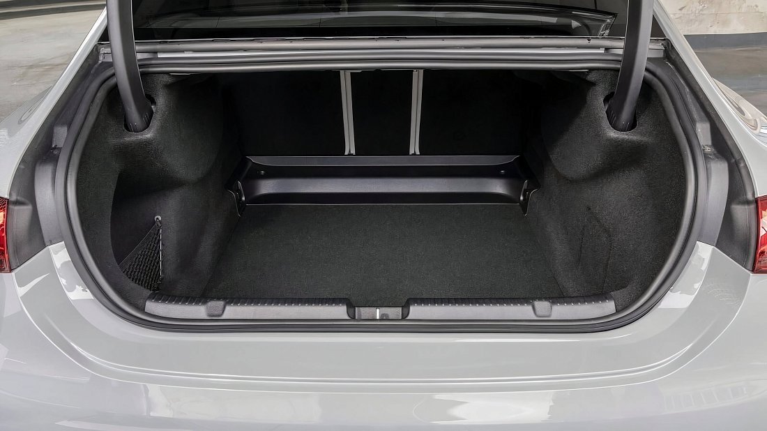 Mercedes EQE 500 4MATIC (2022-…) trunk, boot, seats up, seats upright, cargo space, cargo volume, cargo capacity, storage
