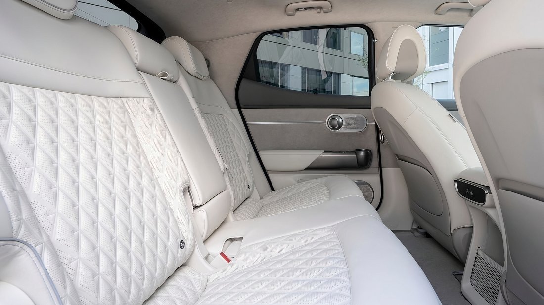 Genesis GV60 Advanced AWD (2022-…) rear seats photo, back seats, passenger seats, legroom, headroom, interior