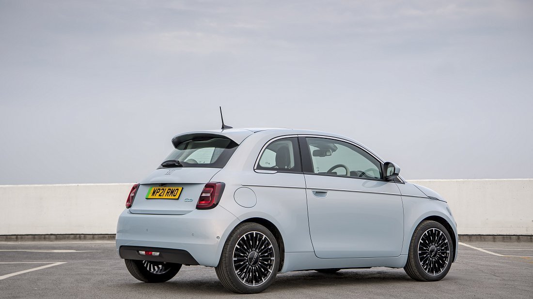 Fiat 500e 3+1 24 kWh (2022-…) rear quarter, three-quarter view, diagonal, exterior