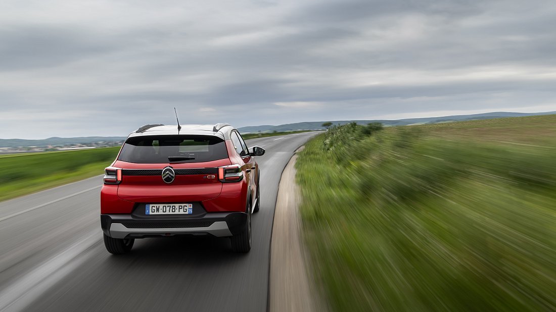 Citroën e-C3 Comfort Range (2024-…) rear view photo, taillights, trunk, spoiler, badge, bumper, exterior