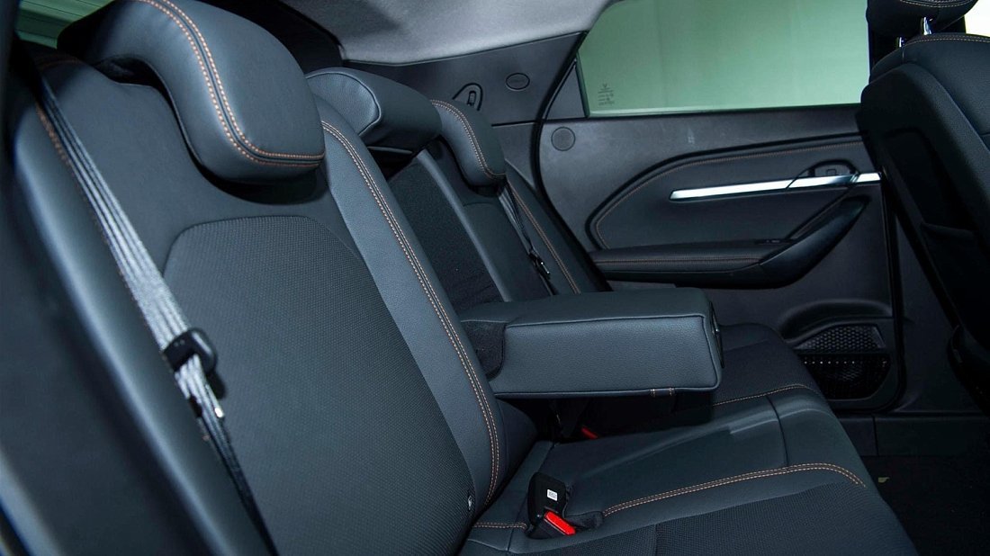 VinFast VF 6 Plus (2024-…) rear seats photo, back seats, passenger seats, legroom, headroom, interior