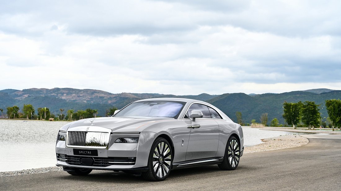 Rolls-Royce Spectre (2023-…) front view, front quarter, diagonal, exterior