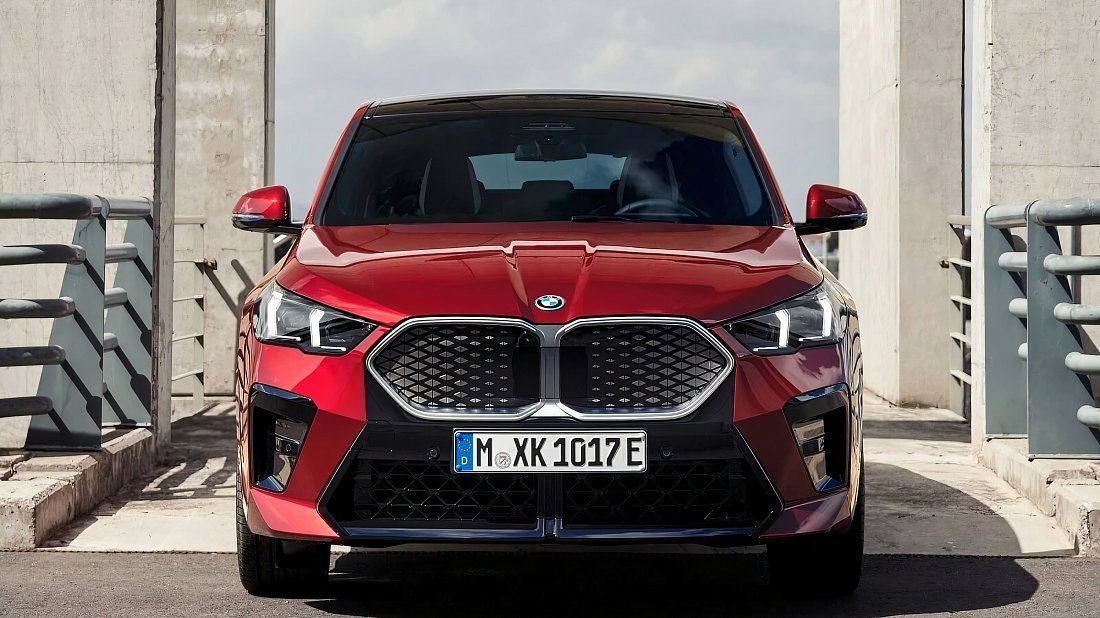 BMW iX2 eDrive20 (2024-…) front fascia, grille, headlights, bumper, exterior
