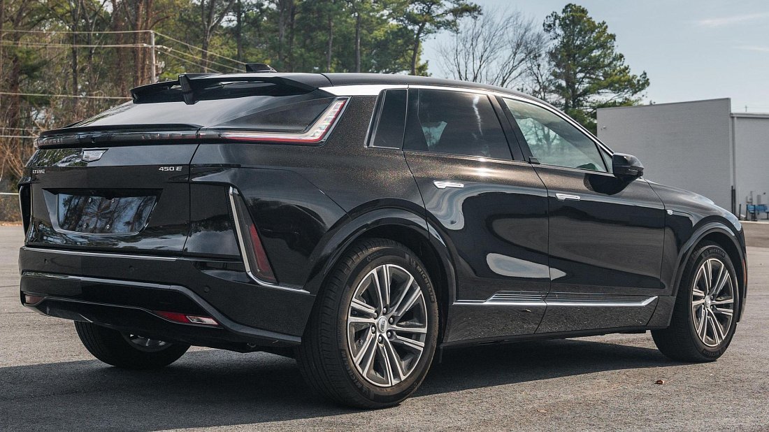 Cadillac Lyriq RWD (2022-…) rear quarter photo, three-quarter view, diagonal, exterior