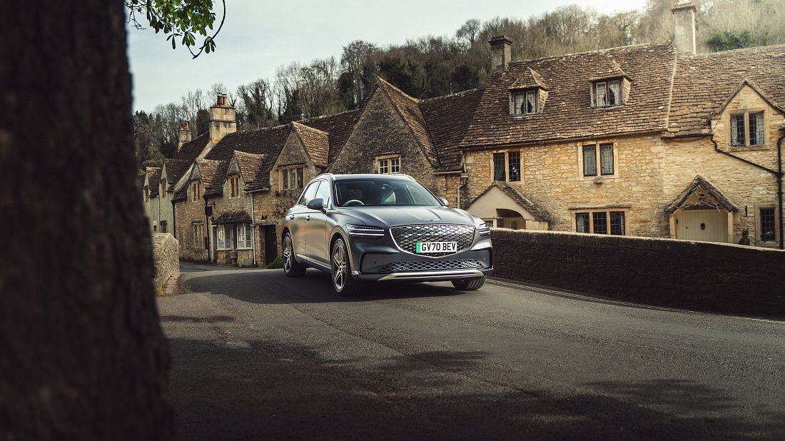 Genesis Electrified GV70 AWD (2025-…) front view photo, front quarter, diagonal, exterior