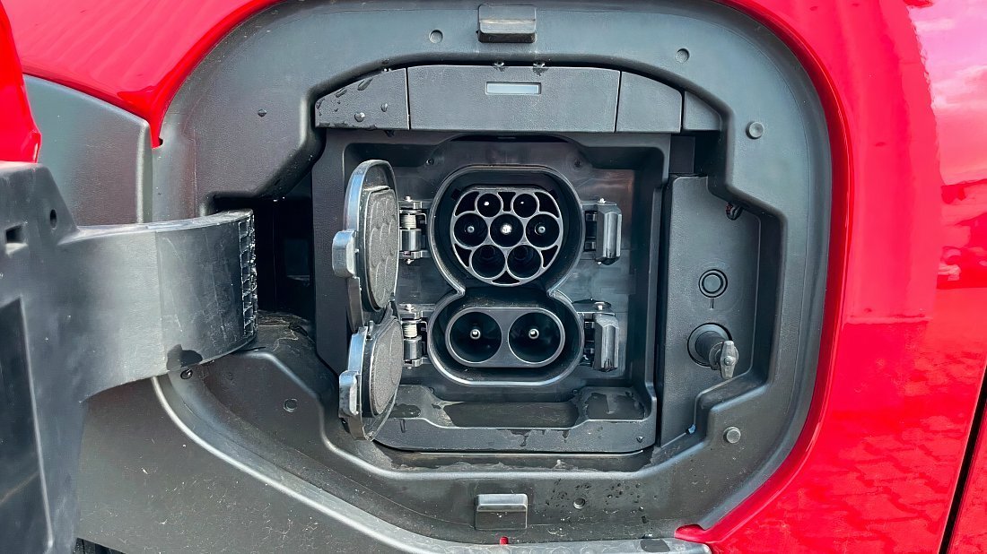 Subaru Solterra AWD (2022-…) charge port Europe, charging, inlet, plug, connector