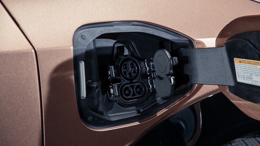 Nissan Ariya 87 kWh e-4ORCE AWD 225 kW (2021-…) charge port USA, charging, inlet, plug, connector