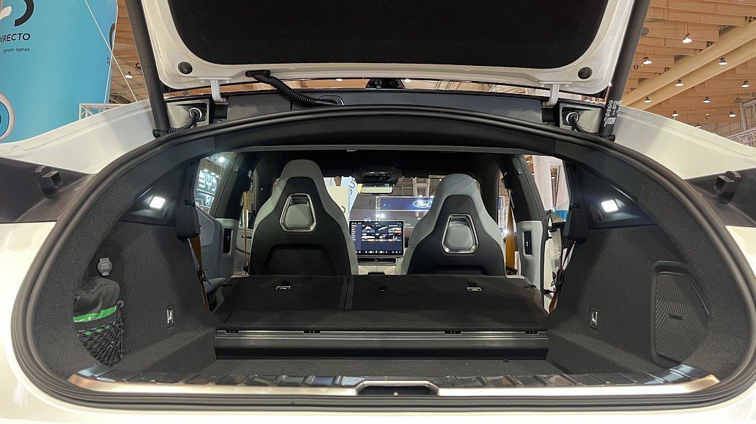 Polestar 4 Long Range Single Motor (2024-…) trunk, boot, expanded, folded seats, maximum volume, max cargo, max capacity, max storage