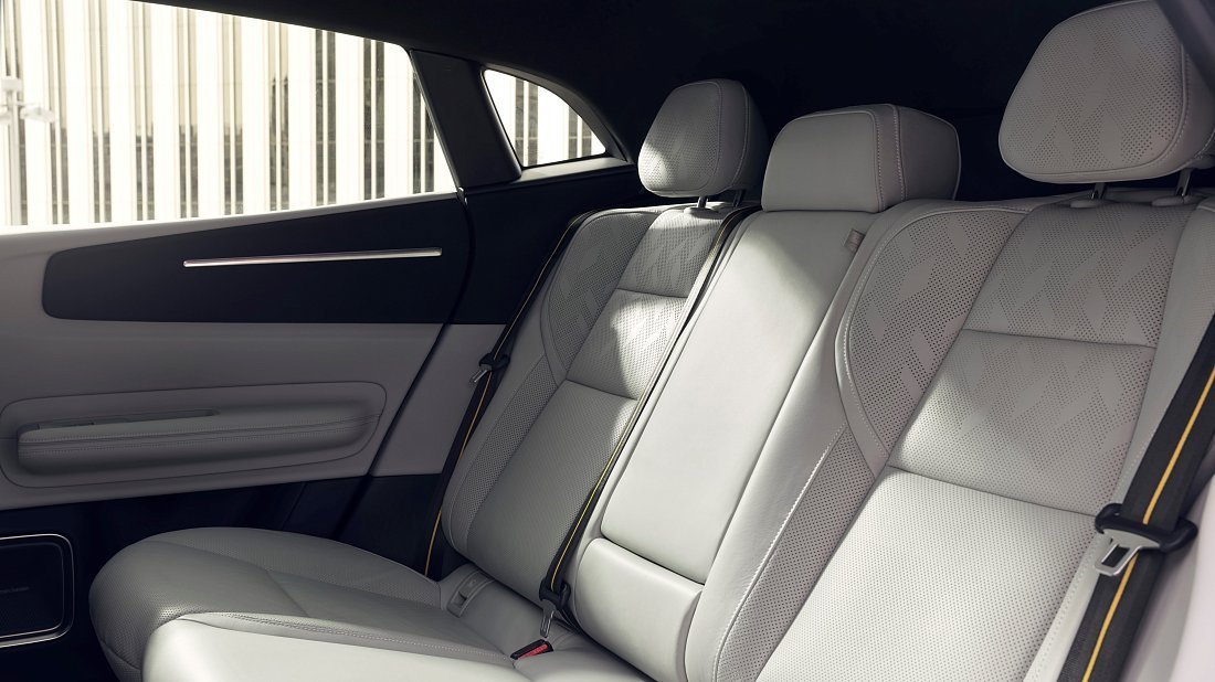 Polestar 4 Long Range Single Motor (2024-…) rear seats, back seats, passenger seats, legroom, headroom, interior