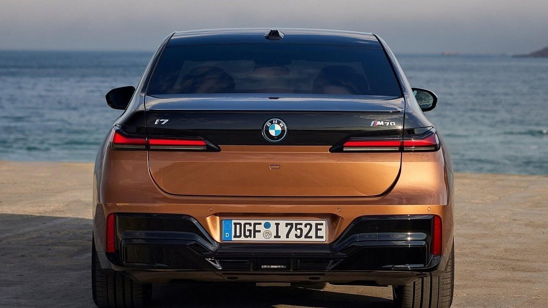 BMW i7 M70 xDrive (2023-…) rear view photo, taillights, trunk, spoiler, badge, bumper, exterior