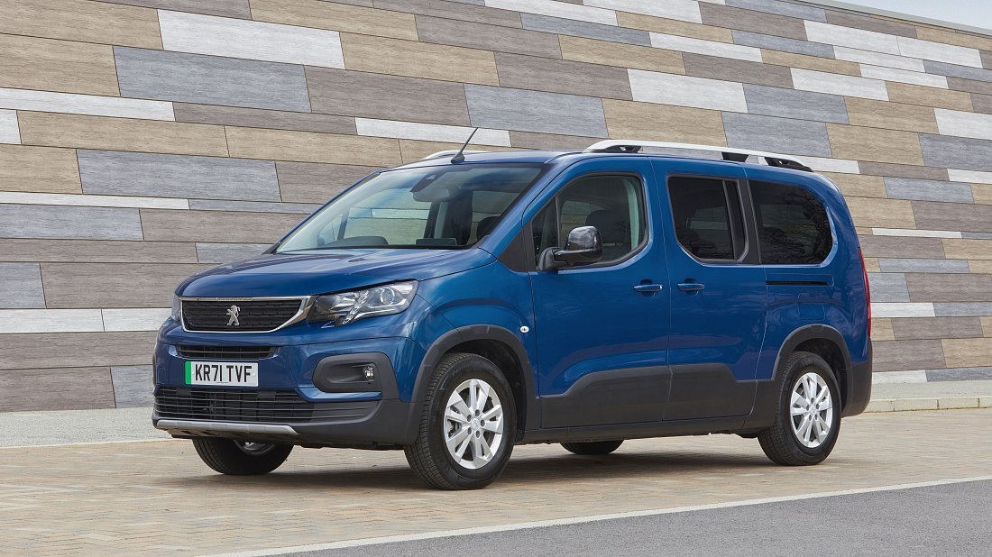 Peugeot e-Rifter Long 50 kWh (2021-2024) front view, front quarter, diagonal, exterior