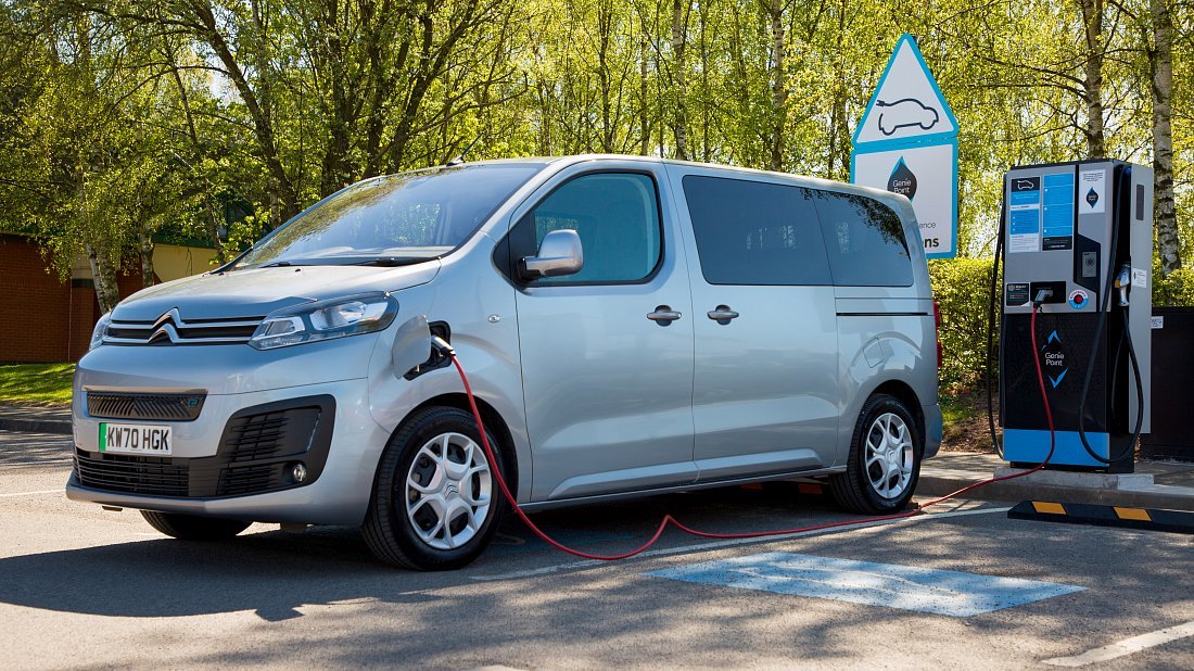 Citroën e-SpaceTourer XS 50 kWh (2020-2021) front view, front quarter, diagonal, exterior