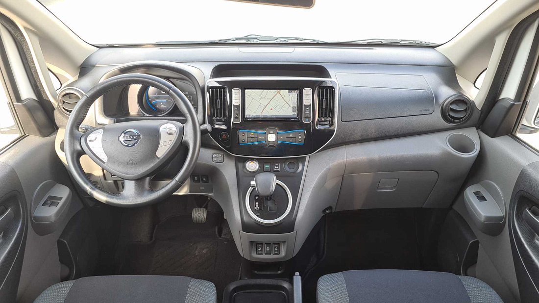 Nissan e-NV200 Evalia 24 kWh (2014-2018) interior, front seat, driver seat, dashboard, steering wheel, infotainment, cockpit