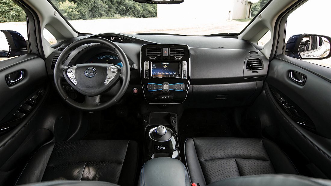 Nissan Leaf 24 kWh (2013-2018) interior, front seat, driver seat, dashboard, steering wheel, infotainment, cockpit