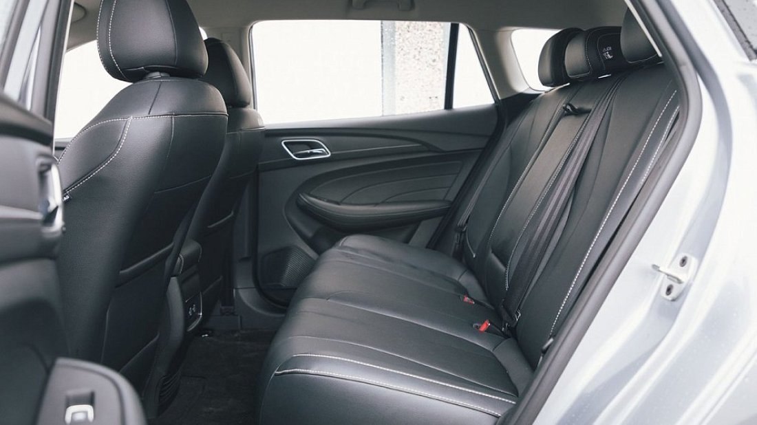 MG MG5 Electric Long Range (2020-2021) rear seats, back seats, passenger seats, legroom, headroom, interior