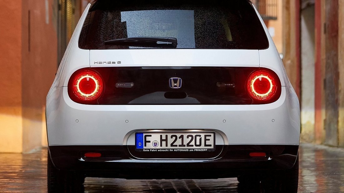 Honda e (2020-2022) rear view, taillights, trunk, spoiler, badge, bumper, exterior