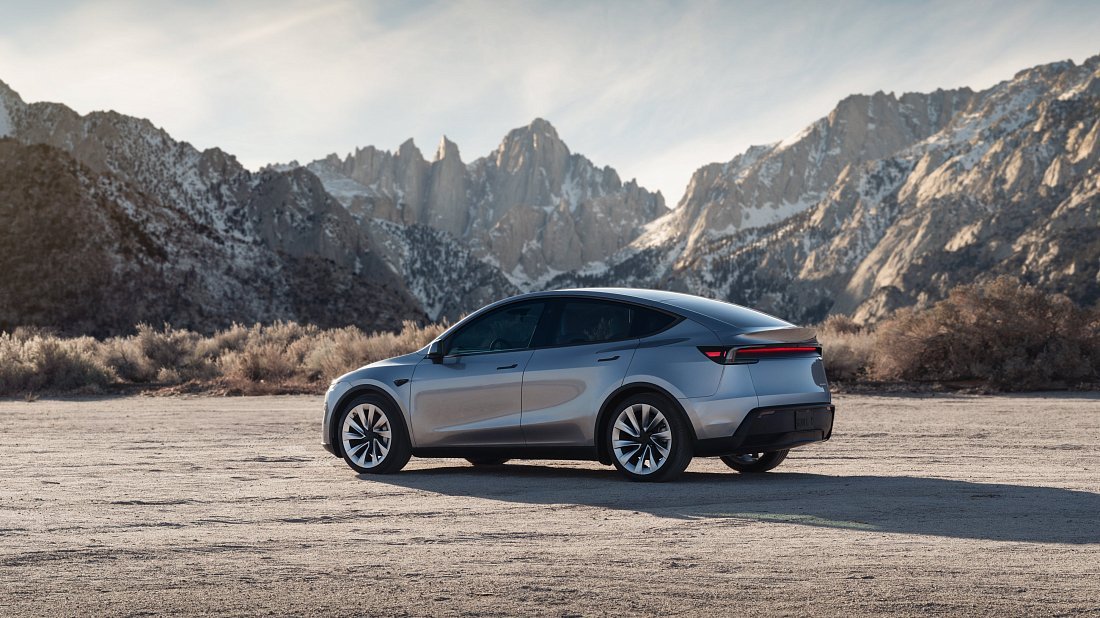 Tesla Model Y Premium RWD (2025-...) rear quarter photo, three-quarter view, diagonal, exterior