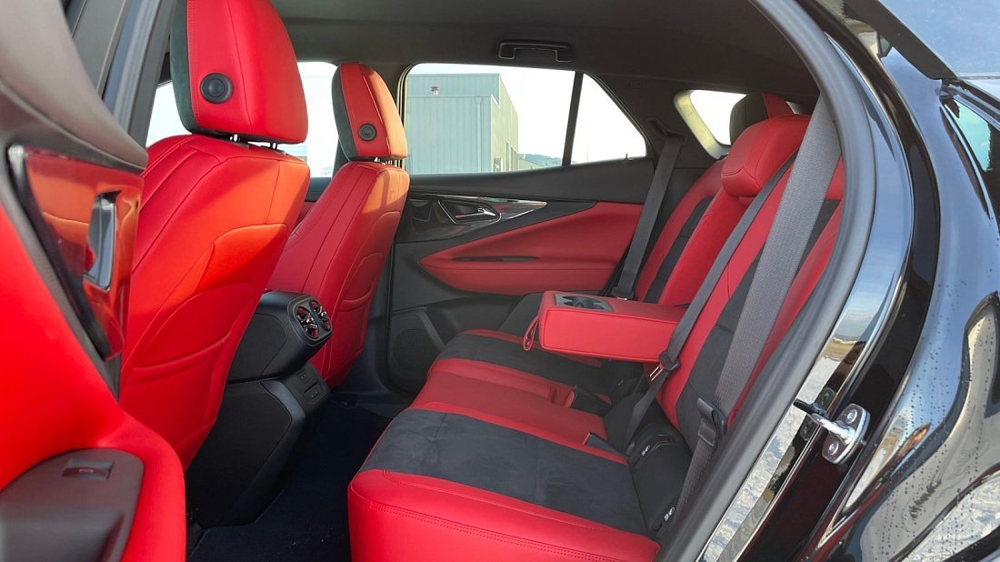 Chevrolet Blazer EV Performance AWD (2024-…) rear seats, back seats, passenger seats, legroom, headroom, interior