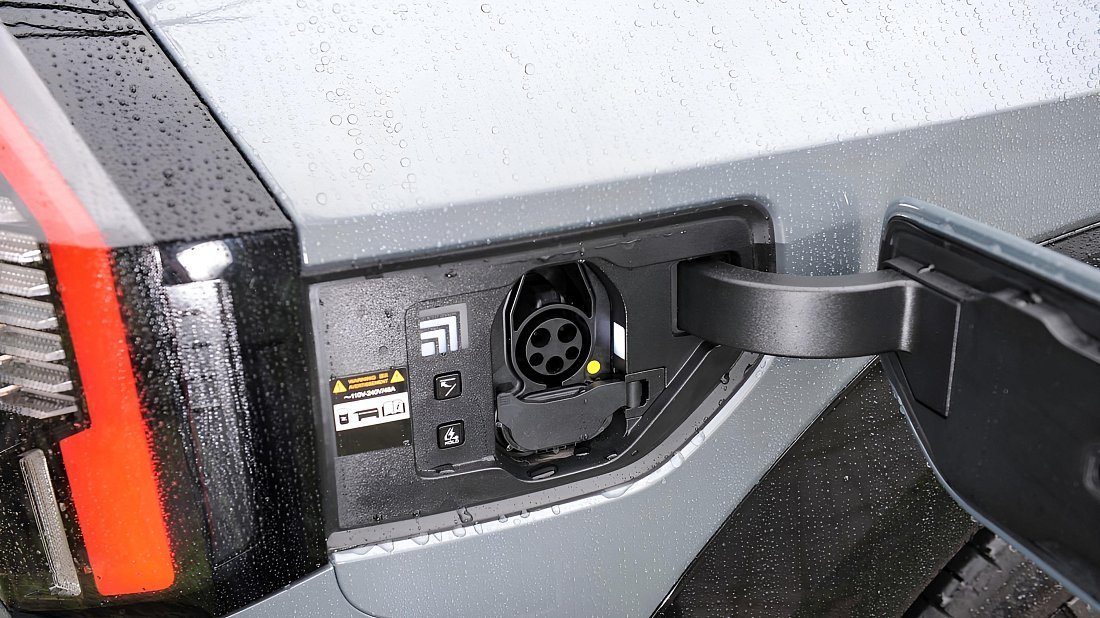Kia EV9 Long Range AWD (2023-…) charge port USA photo, charging, inlet, plug, connector